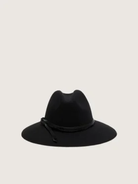 Chapeau noir avec lanière en cuir