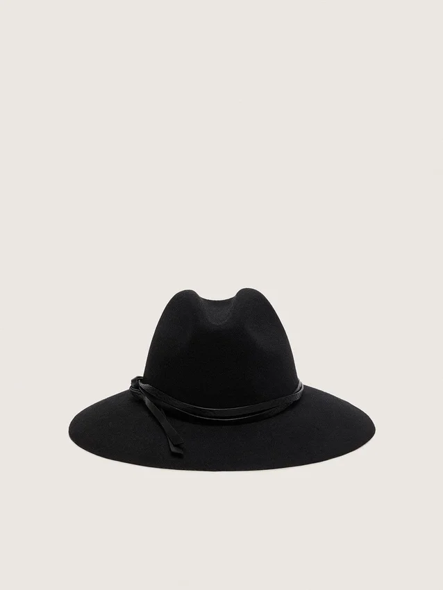 Chapeau noir avec lanière en cuir