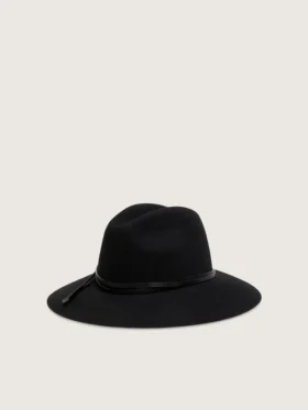 Chapeau noir avec lanière en cuir
