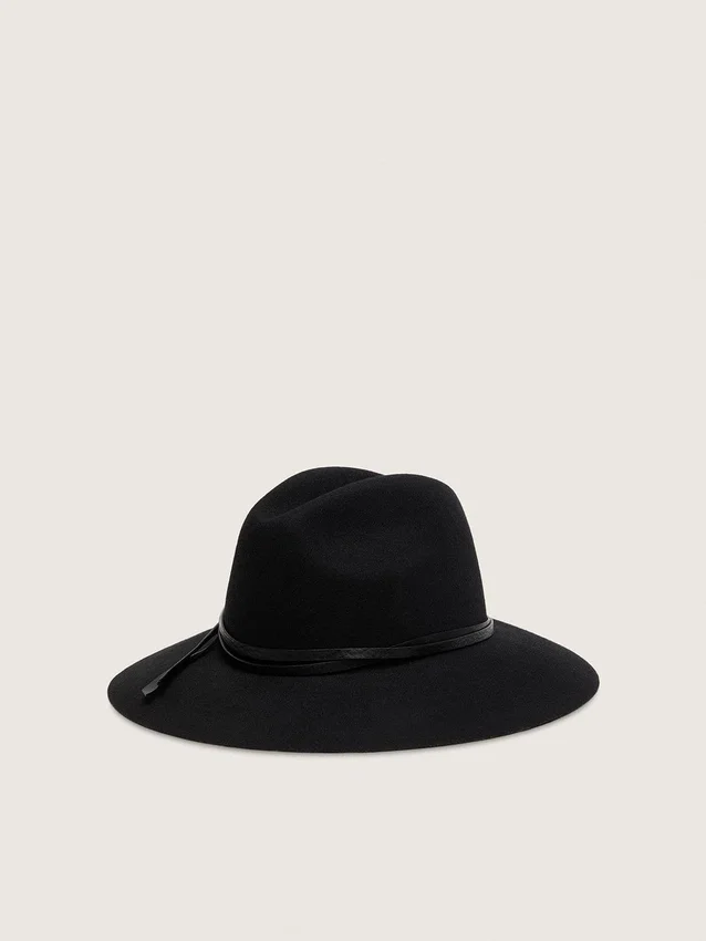 Chapeau noir avec lanière en cuir