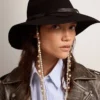 Chapeau noir avec lanière en cuir
