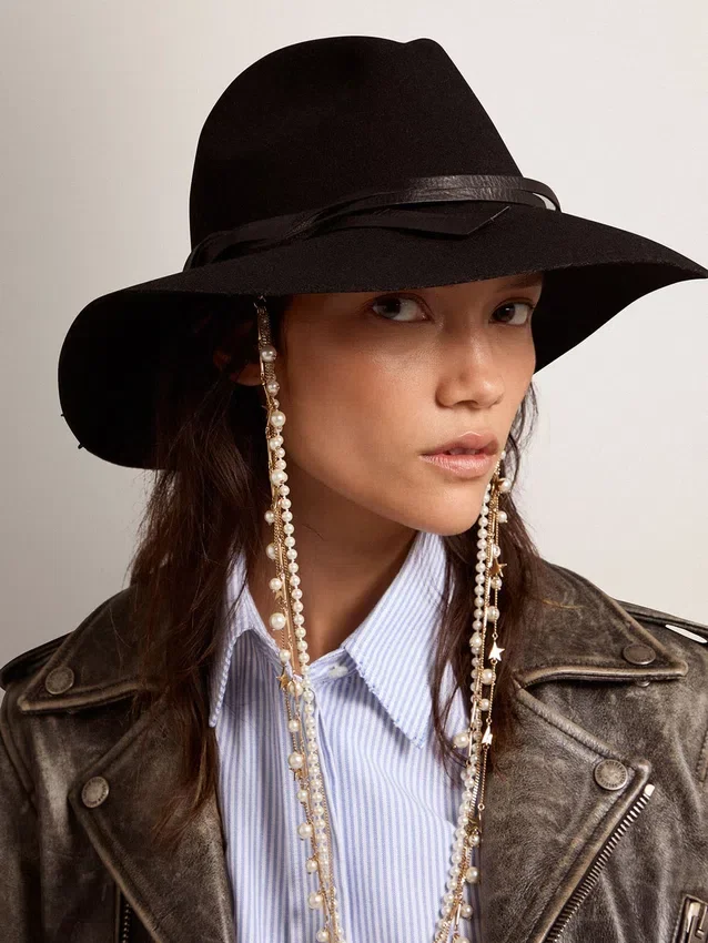 Chapeau noir avec lanière en cuir
