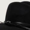 Chapeau noir avec lanière en cuir