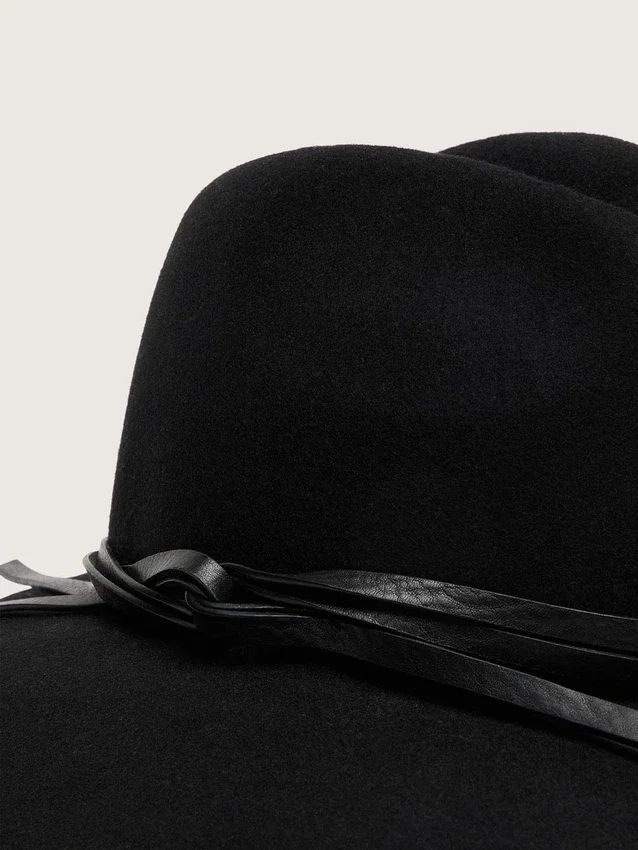 Chapeau noir avec lanière en cuir