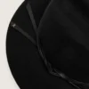 Chapeau noir avec lanière en cuir