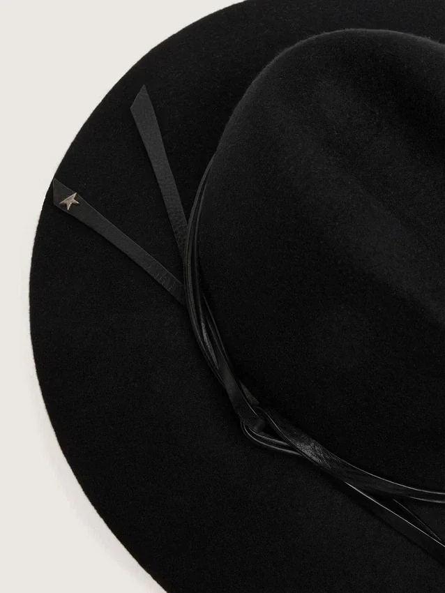 Chapeau noir avec lanière en cuir