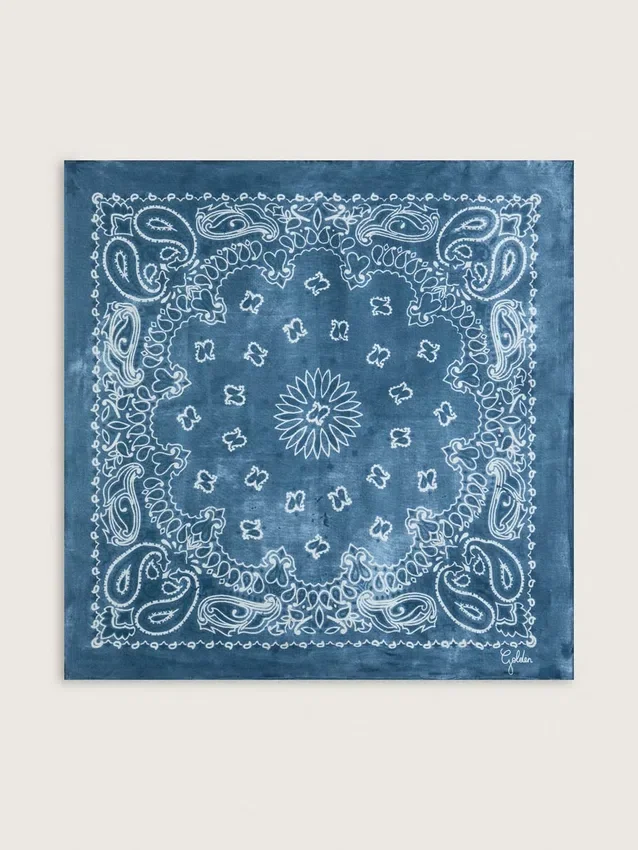 Écharpe bleu denim de la Golden Collection au motif paisley