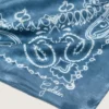 Écharpe bleu denim de la Golden Collection au motif paisley
