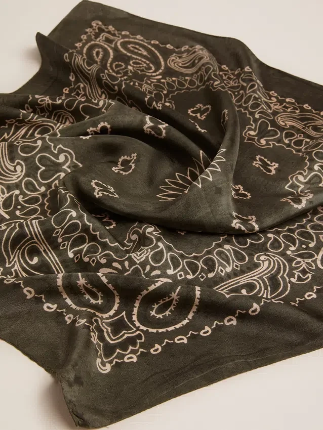 Écharpe vert mousse à motif paisley