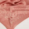 Écharpe vieux rose à imprimé paisley