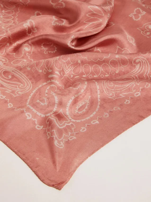 Écharpe vieux rose à imprimé paisley