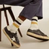 Chaussettes blanc vieilli avec détails usés et rayures bicolores