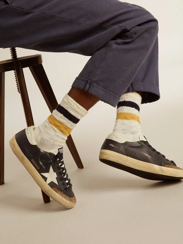 Chaussettes blanc vieilli avec détails usés et rayures bicolores