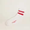 Chaussettes blanches aux détails usés et rayures rouges