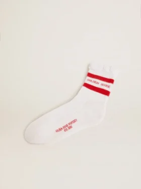 Chaussettes blanches aux détails usés et rayures rouges