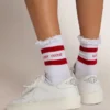 Chaussettes blanches aux détails usés et rayures rouges