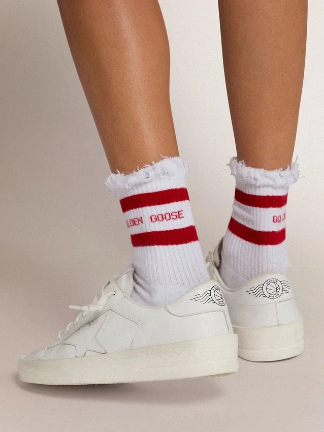 Chaussettes blanches aux détails usés et rayures rouges