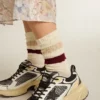 Chaussettes blanches délavées avec détails vieillis et rayures beiges et bordeaux
