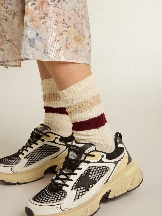 Chaussettes blanches délavées avec détails vieillis et rayures beiges et bordeaux