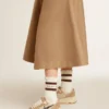 Chaussettes blanches délavées avec détails vieillis et rayures marron