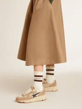 Chaussettes blanches délavées avec détails vieillis et rayures marron