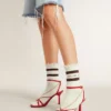 Chaussettes blanches délavées avec détails vieillis et rayures marron