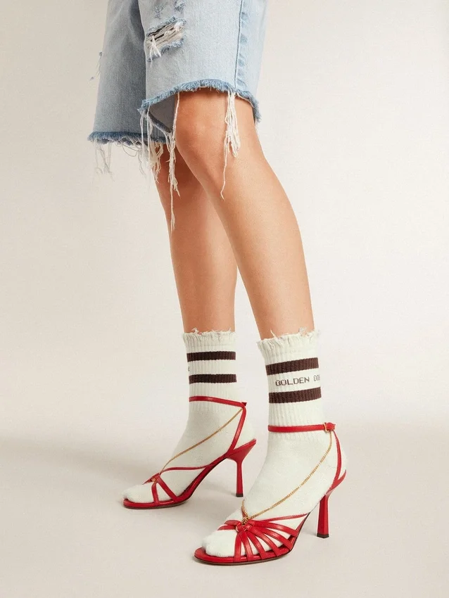 Chaussettes blanches délavées avec détails vieillis et rayures marron