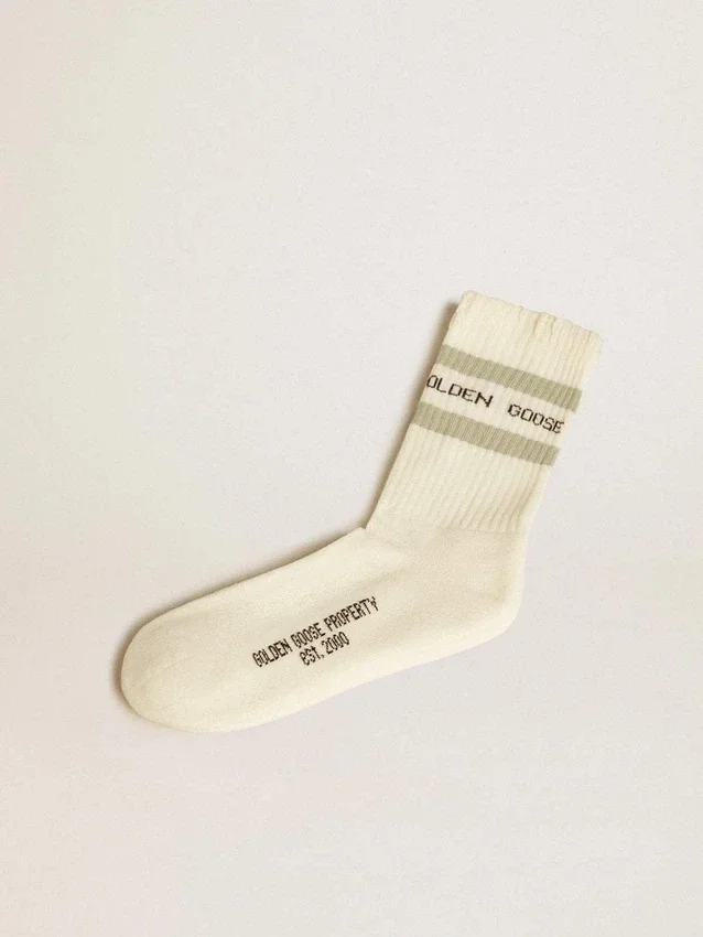 Chaussettes blanches délavées avec détails vieillis et rayures vert sauge
