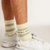 Chaussettes blanches délavées avec détails vieillis et rayures vert sauge