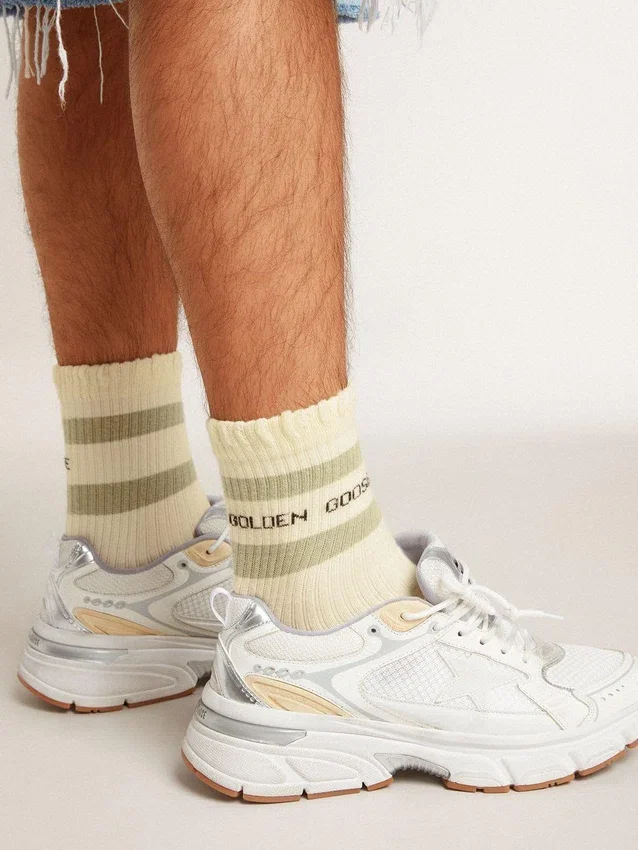 Chaussettes blanches délavées avec détails vieillis et rayures vert sauge