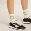 Chaussettes blanches délavées avec détails vieillis et rayures vert sauge