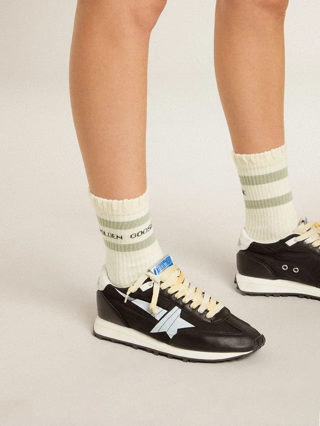 Chaussettes blanches délavées avec détails vieillis et rayures vert sauge