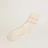 Chaussettes blanches à l'aspect vieilli, avec logo et rayures rose pâle