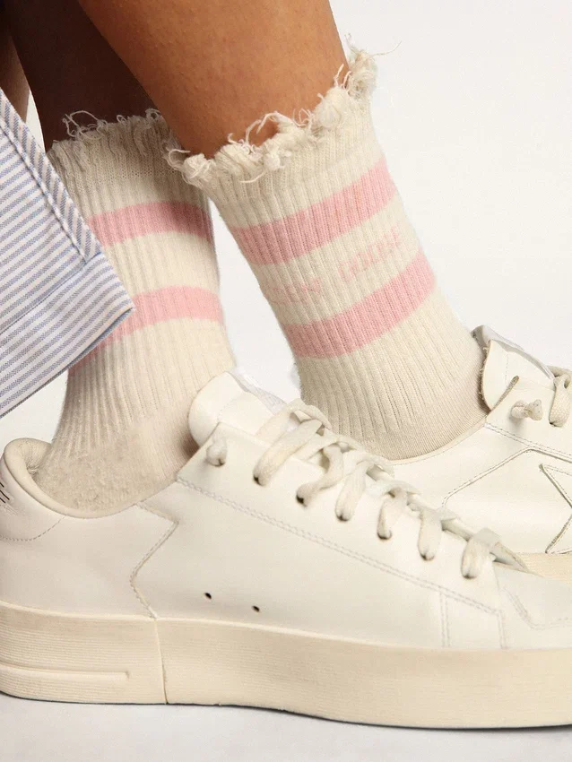 Chaussettes blanches à l'aspect vieilli, avec logo et rayures rose pâle