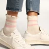 Chaussettes blanches à l'aspect vieilli, avec logo et rayures rose pâle