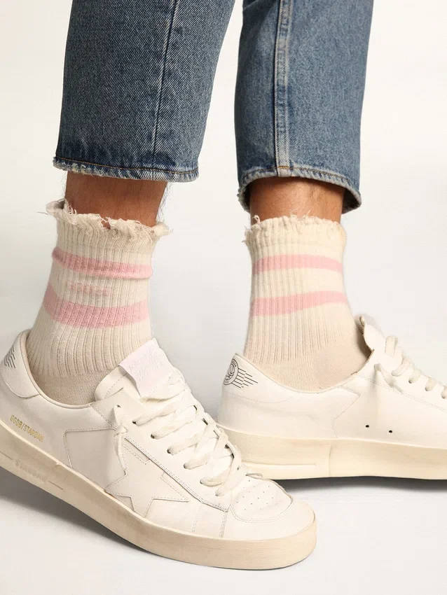 Chaussettes blanches à l'aspect vieilli, avec logo et rayures rose pâle