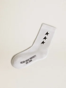Chaussettes blanches ornées d’étoiles noires contrastantes