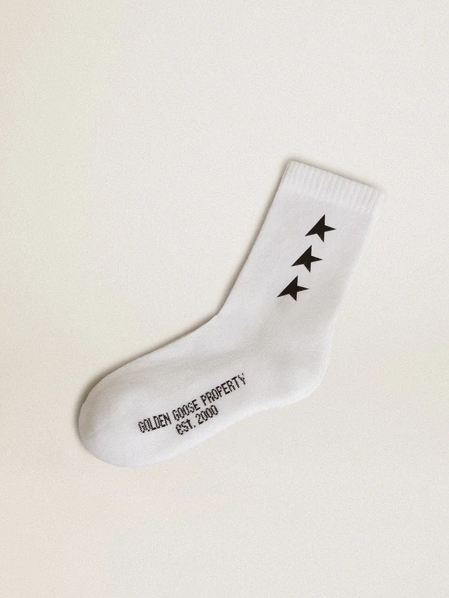 Chaussettes blanches ornées d’étoiles noires contrastantes