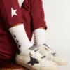 Chaussettes blanches ornées d’étoiles noires contrastantes