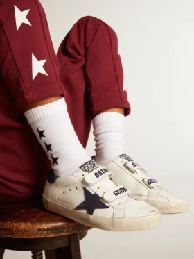 Chaussettes blanches ornées d’étoiles noires contrastantes