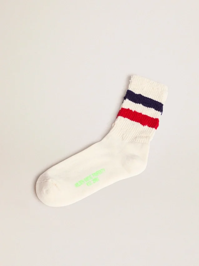 Chaussettes blanches vintage avec détails vieillis et rayures bicolores