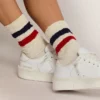 Chaussettes blanches vintage avec détails vieillis et rayures bicolores