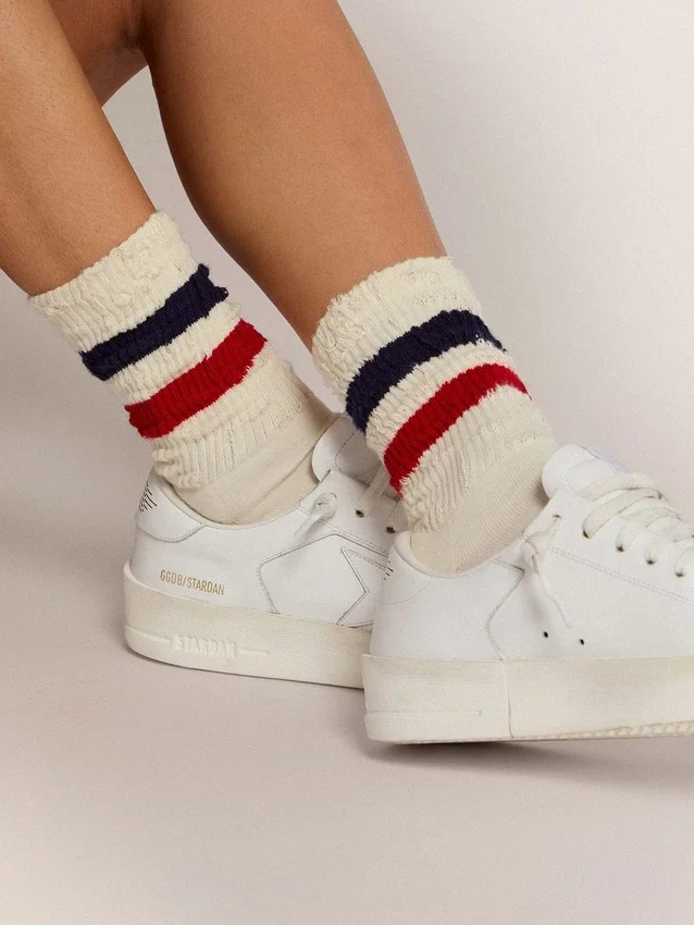 Chaussettes blanches vintage avec détails vieillis et rayures bicolores