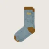 Chaussettes côtelées bleu clair avec détails marron et logo jaune
