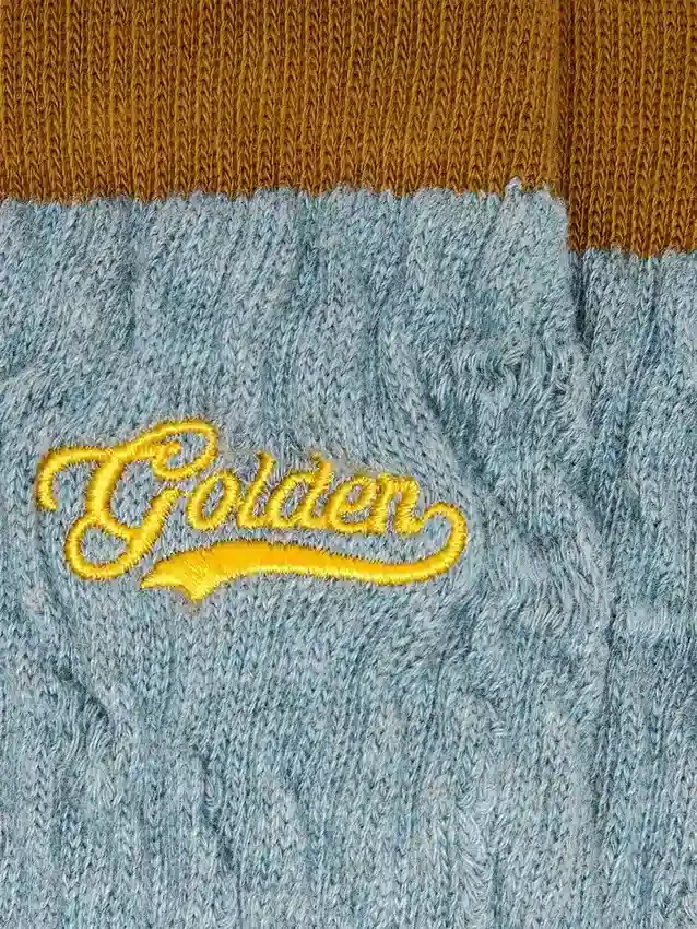 Chaussettes côtelées bleu clair avec détails marron et logo jaune