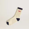 Chaussettes côtelées crème avec détails bleu marine et logo rouge