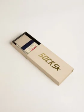 Chaussettes côtelées crème avec détails bleu marine et logo rouge