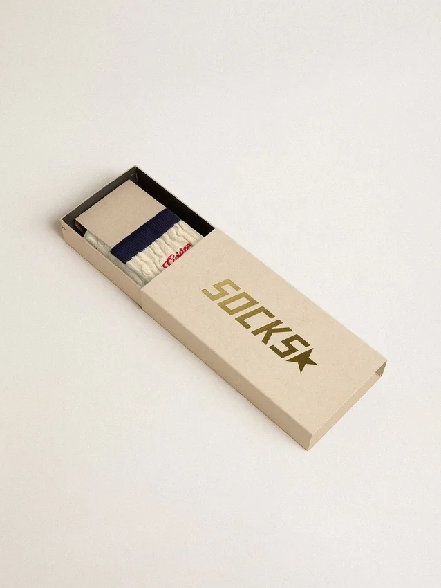 Chaussettes côtelées crème avec détails bleu marine et logo rouge