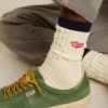 Chaussettes côtelées crème avec détails bleu marine et logo rouge