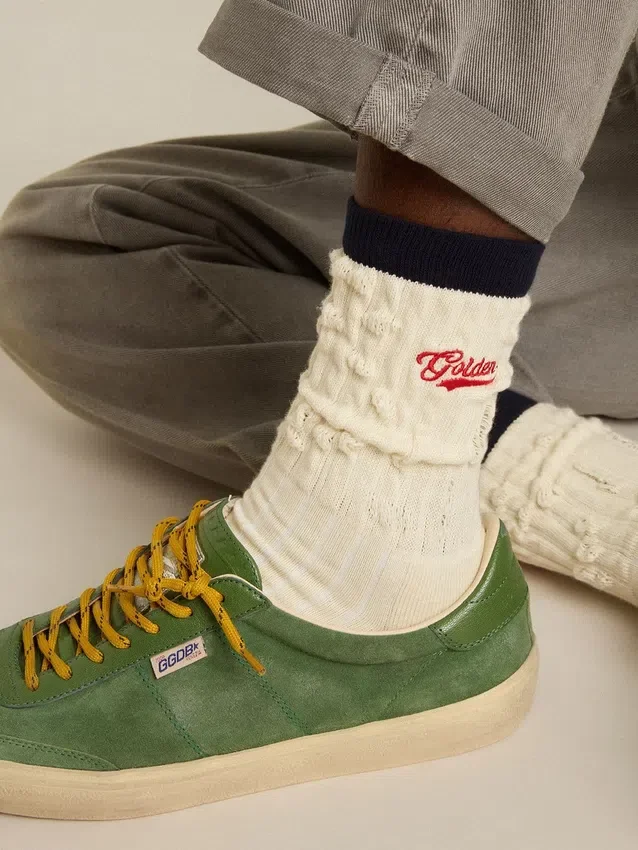 Chaussettes côtelées crème avec détails bleu marine et logo rouge